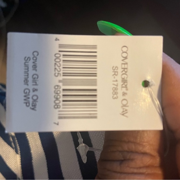 Cover girl and Olay summer makeup bag. - Picture 3 of 3